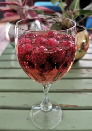 Una foto de Vino rosado con frambuesas