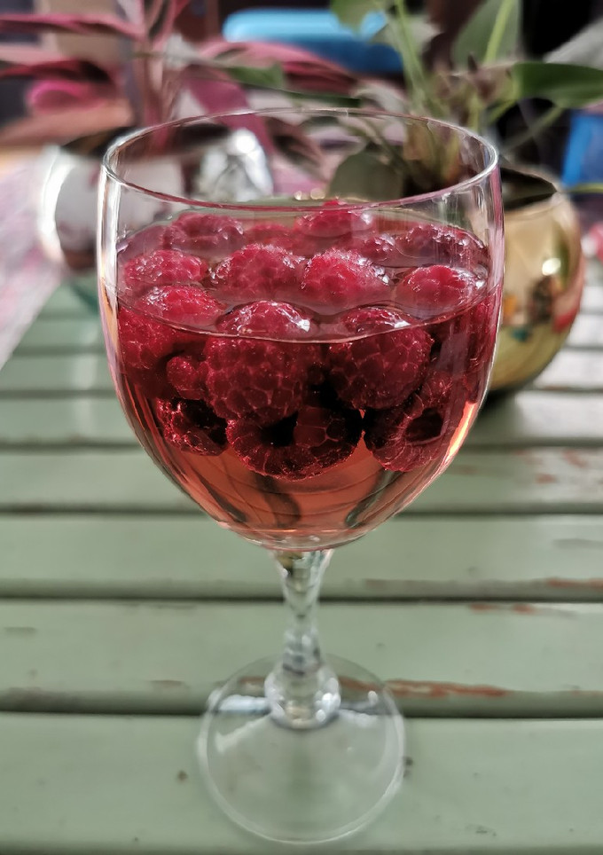 Una foto de Vino rosado con frambuesas