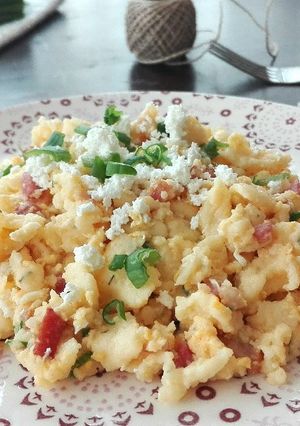 Túrós tojásos nokedli sonkával és medvehagymával recept fotója