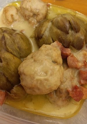 Una foto de Alcauciles con albóndigas y jamón 🍲