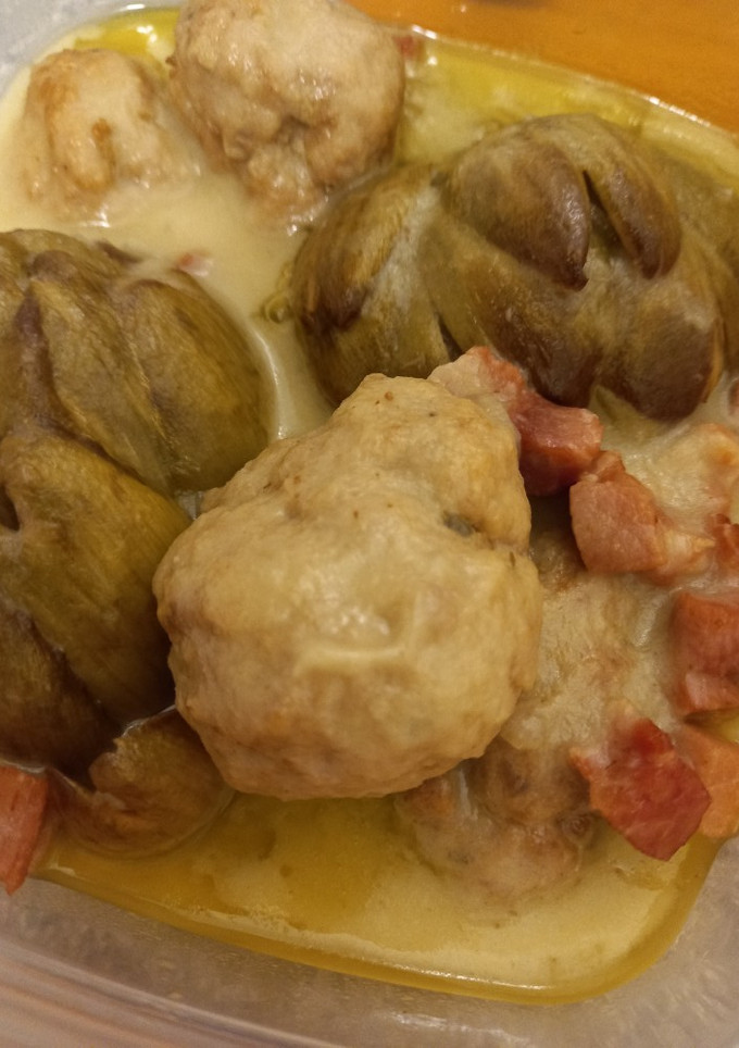 Una foto de Alcauciles con albóndigas y jamón 🍲