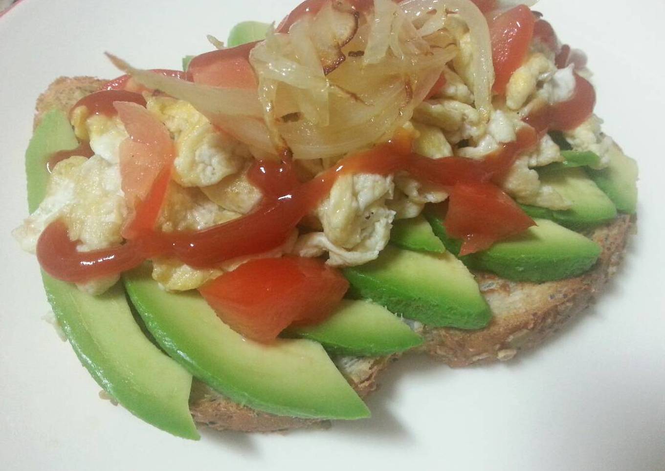 Tostada de pan integral aguacate y huevo