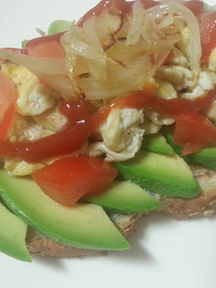 Una foto de Tostada de pan integral aguacate y huevo