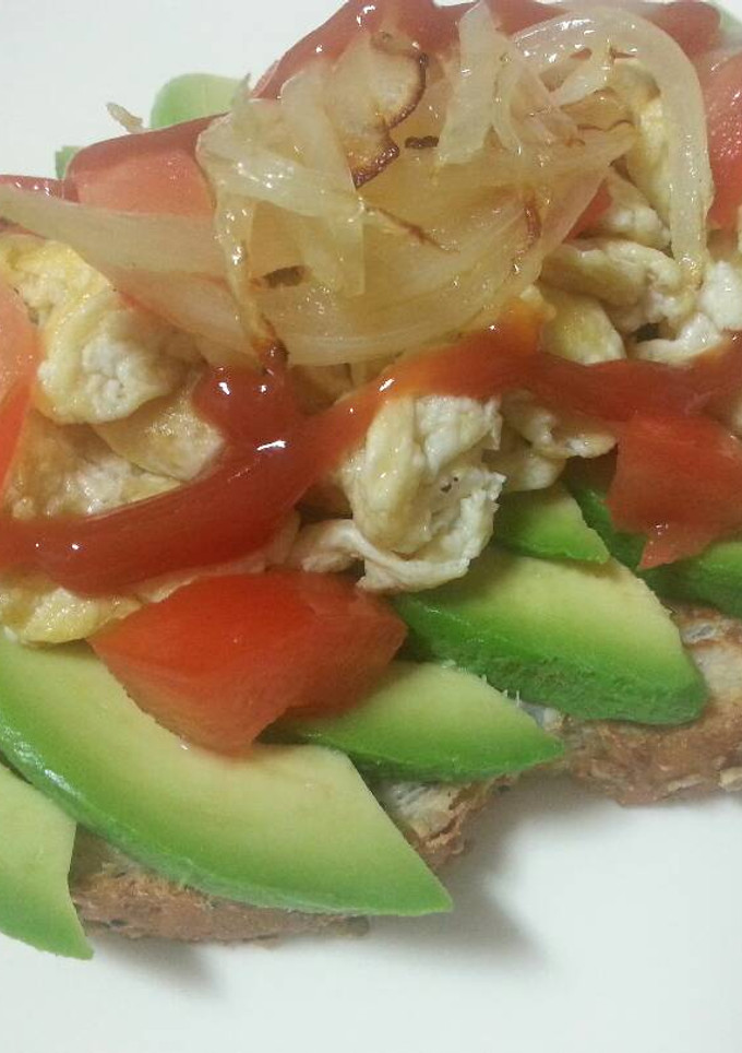 Una foto de Tostada de pan integral aguacate y huevo