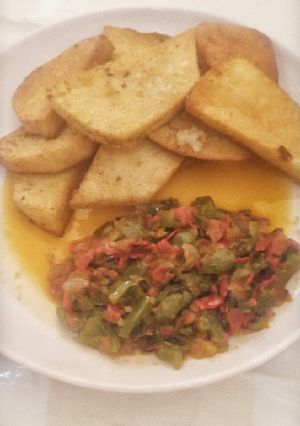 A picture of Spiced fried yam with pepper sauce.