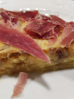 Una foto de Tortilla de patata con virutas de jamón ibérico
