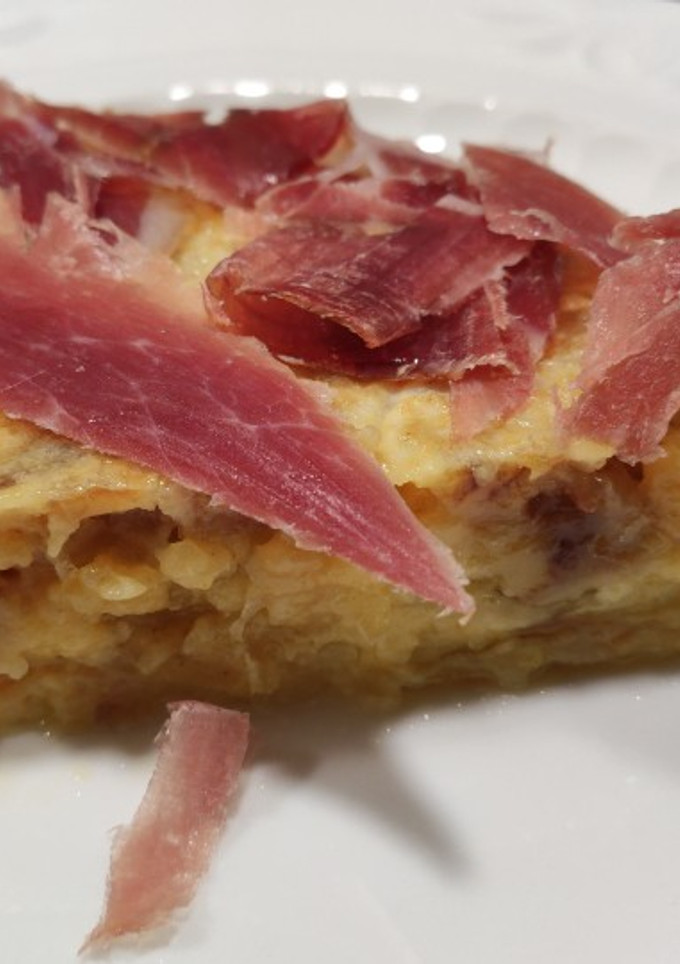 Una foto de Tortilla de patata con virutas de jamón ibérico