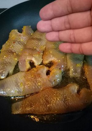 Hình của món Cách chiên cá không văng dầu.