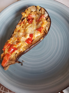 Una foto de 🍆 Berenjenas rellenas de pimiento 🌶 y queso crema🧀