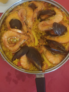 Una foto de Paella de marisco