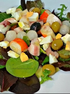 Una foto de Ensalada con salpicón de marisco