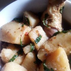 A picture of Yam pepper soup with chicken.