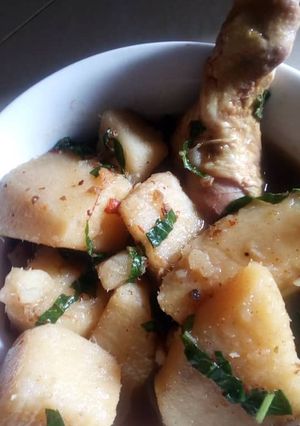 A picture of Yam pepper soup with chicken.