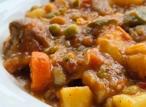 Una foto de Carne a la Cacerola 🫕para mi Hijo Omnívoro, Receta Aprendida de mi Mami, que Aprendió de la Suya 🥰👵🏼