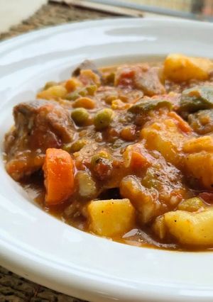 Una foto de Carne a la Cacerola 🫕para mi Hijo Omnívoro, Receta Aprendida de mi Mami, que Aprendió de la Suya 🥰👵🏼