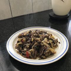A picture of Lamb liver with chilli and onion.