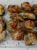 Chuletas gratinadas con queso y alcachofas fritas