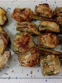 Una foto de Chuletas gratinadas con queso y alcachofas fritas