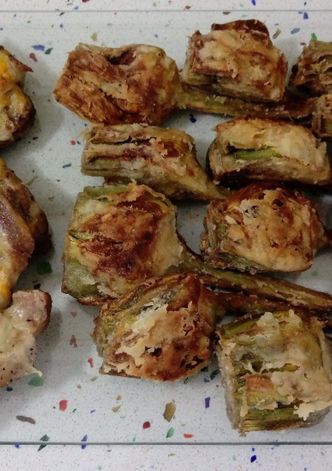 Una foto de Chuletas gratinadas con queso y alcachofas fritas