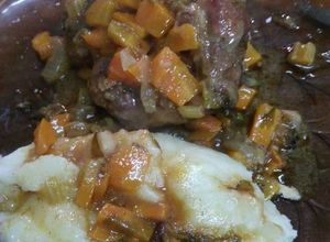 Una foto de Ossobucco con base de verduras al horno