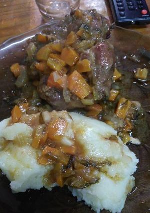Una foto de Ossobucco con base de verduras al horno