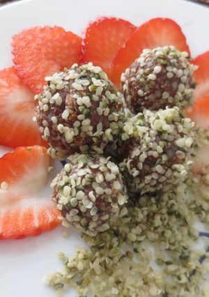 Foto principal de Bolitas energéticas de chocolate, avena y semillas de cáñamo con toque de Agua de Mar