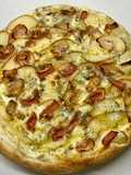 Pizza con mozarela, queso azul, peras, panceta, nueces y un hilo de miel - masa prefermento poolish