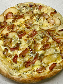 Una foto de Pizza con mozarela, queso azul, peras, panceta, nueces y un hilo de miel - masa prefermento poolish