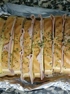 Una foto de Brazo de jamón y queso