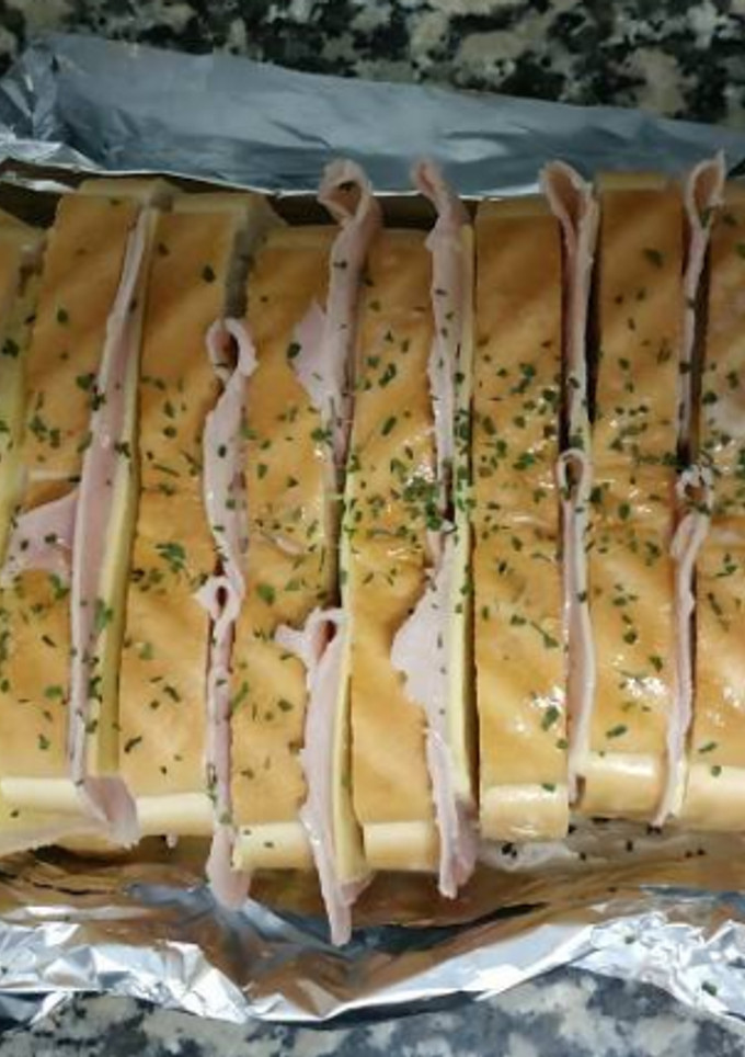 Una foto de Brazo de jamón y queso