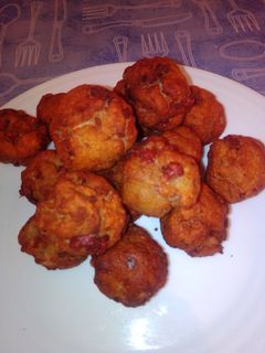 Una foto de Bolitas de pan rallado con jamón serrano, ajo y perejil