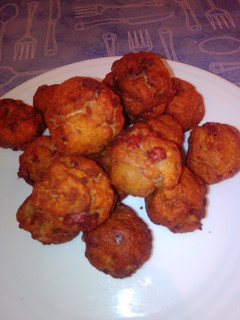 Una foto de Bolitas de pan rallado con jamón serrano, ajo y perejil