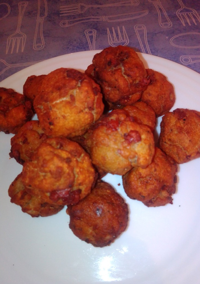 Una foto de Bolitas de pan rallado con jamón serrano, ajo y perejil