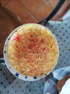 Una foto de Tortilla de papas y carne