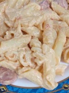 Una foto de Macarrones con nata y longanizas