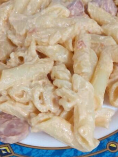 Una foto de Macarrones con nata y longanizas