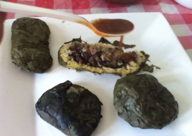 Tamales de frijoles negros y hojas comestibles prehispánicos