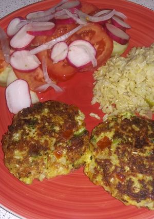 Una foto de Tortas de brócoli, coliflor y pollo