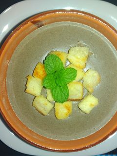 Una foto de Crema de champiñones con crotones