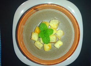 Una foto de Crema de champiñones con crotones