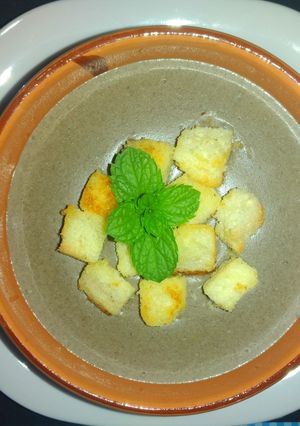 Una foto de Crema de champiñones con crotones