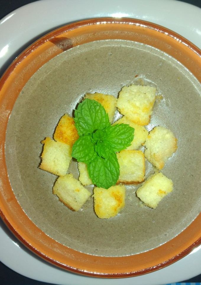 Una foto de Crema de champiñones con crotones
