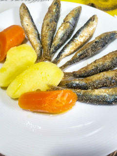 Una foto de Xoubas (sardinillas) fritas en harina de maíz