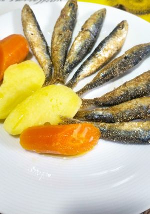 Una foto de Xoubas (sardinillas) fritas en harina de maíz