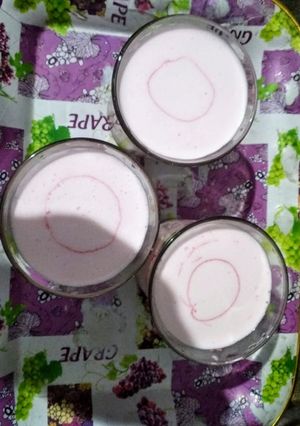 कोल्ड स्ट्रॉबेरी फ्लेवर मिल्क (Cold strawberry flavor milk recipe in hindi) रेसिपी मुख्य फोटो