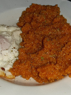 Una foto de Quinoa con tomate y huevo