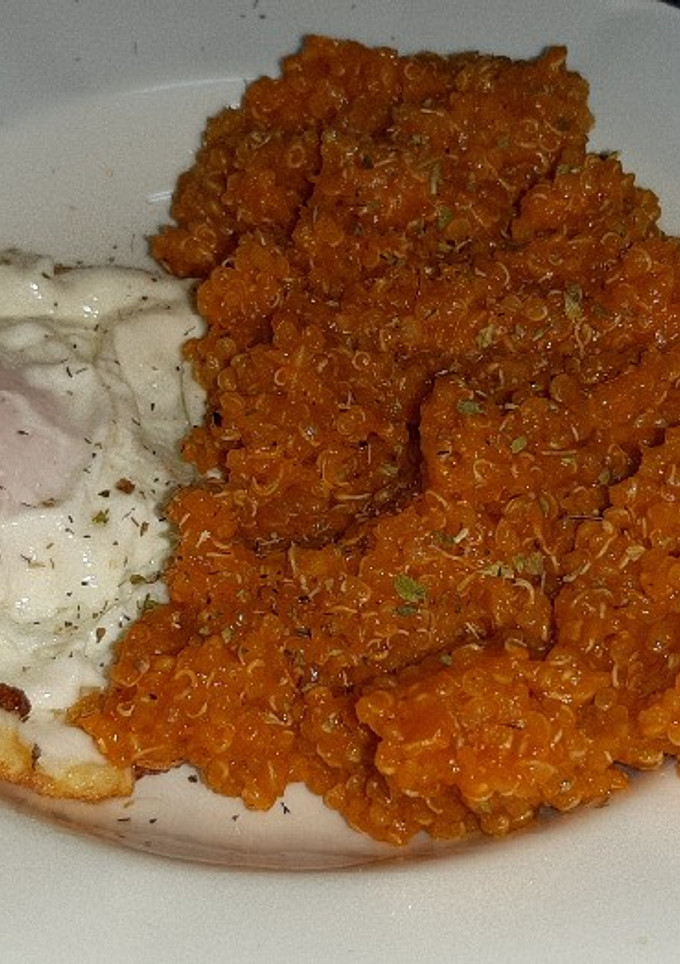 Una foto de Quinoa con tomate y huevo