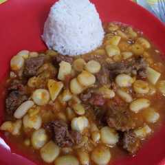 Una foto de Frejolito Verde con Carne, Papas y Choclo