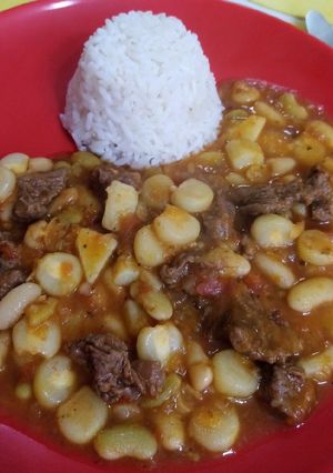 Una foto de Frejolito Verde con Carne, Papas y Choclo