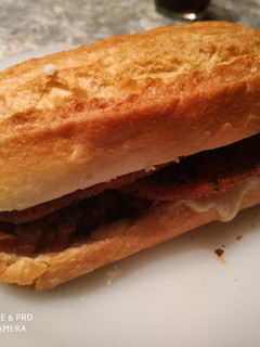 Una foto de Montado de pollo empanado con queso, beicon y jamón